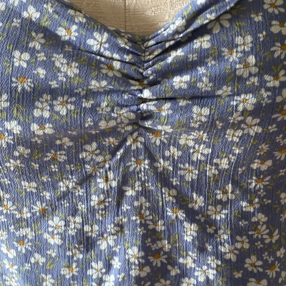 Live To Be Spoiled Cropped Smocked Top Blue Daisy Size Small - Picture 2 of 7